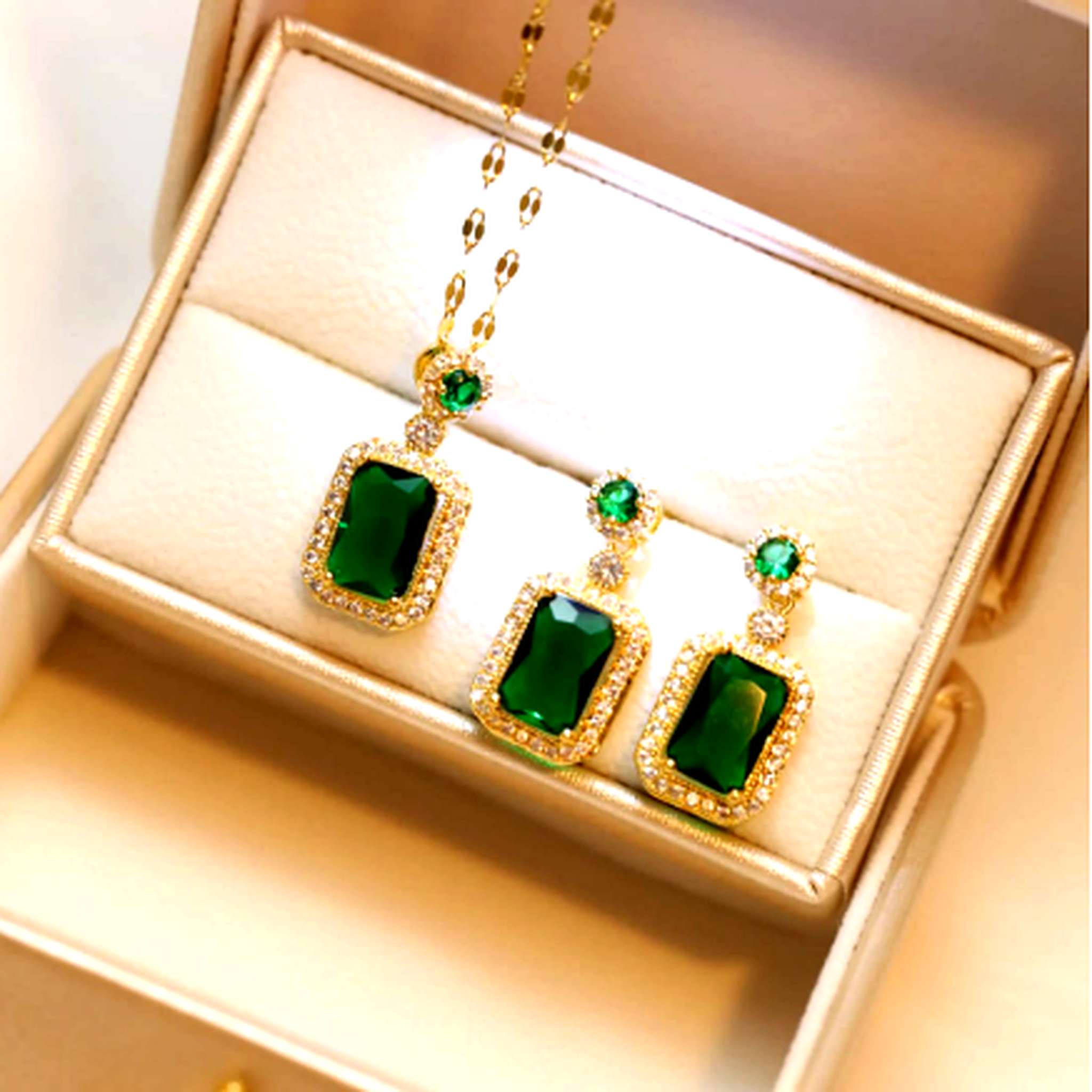Emerald green jewellery set for women with necklace and earrings