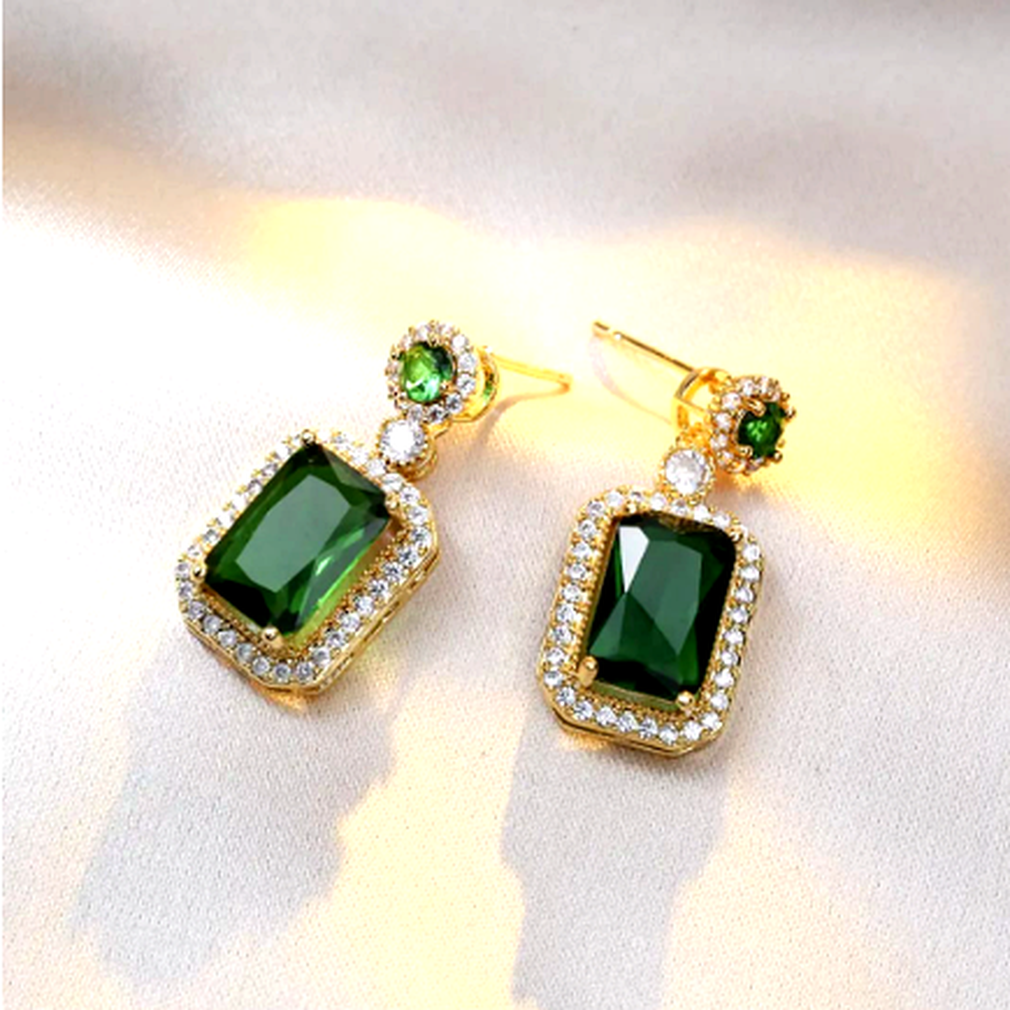Emerald green jewellery set for women with necklace and earrings